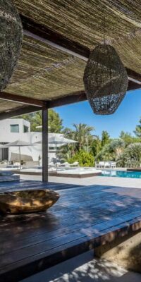 Villa moderna y contemporánea con techos altos.
