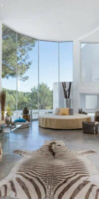 Villa moderna y contemporánea con techos altos.