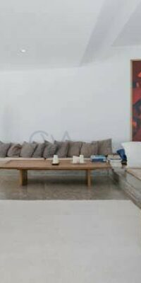 Villa moderna y contemporánea con techos altos.