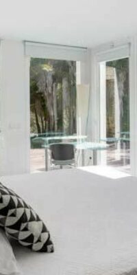 Villa moderna y contemporánea con techos altos.