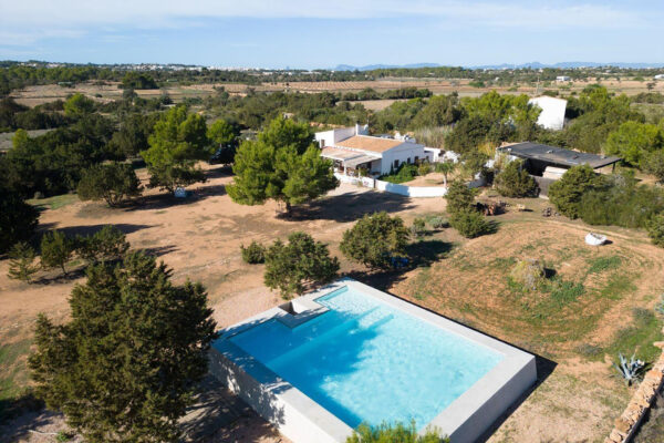 Villa élégante avec piscine et charme champêtre