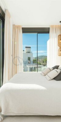 Villa moderna vicino alla città di Ibiza con vista sul mare