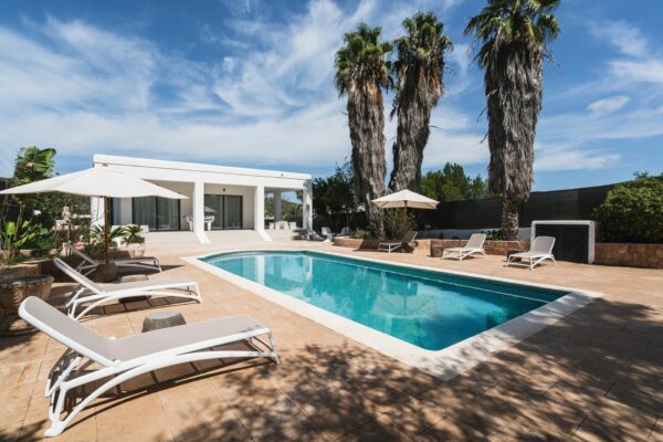 Luxuriöse Villa mit Blick auf die Landschaft in Santa Gertrudis