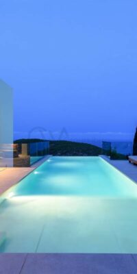 Villa de luxe avec vue spectaculaire sur la mer à Roca Llisa
