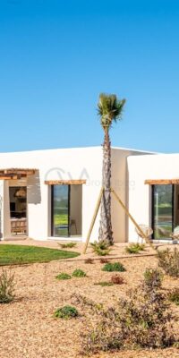 Exquisita villa de nueva construcción con casa de invitados