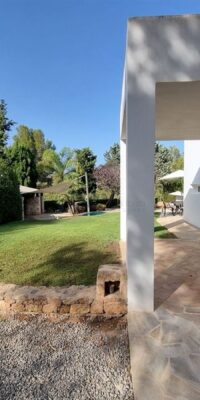 Elegante Bungalow-Villa mit Gästeanbau