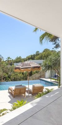 Villa méditerranéenne avec piscine à débordement à Can Furnet