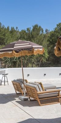 Villa méditerranéenne avec piscine à débordement à Can Furnet