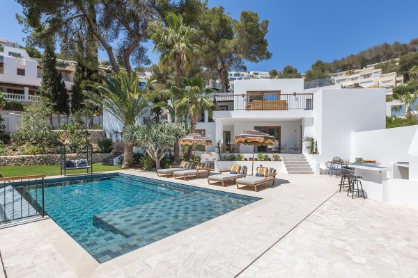 Villa méditerranéenne avec piscine à débordement à Can Furnet