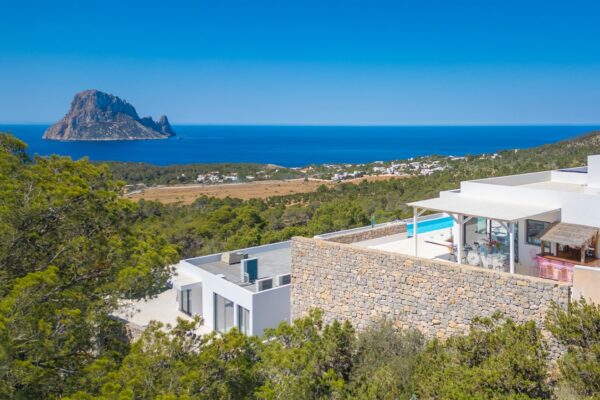 Maison de ville à Cala Carbo avec piscine à débordement et vue sur Es Vedrà