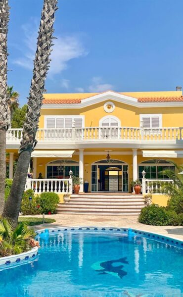 Beautiful villa with sea views near San Carlos