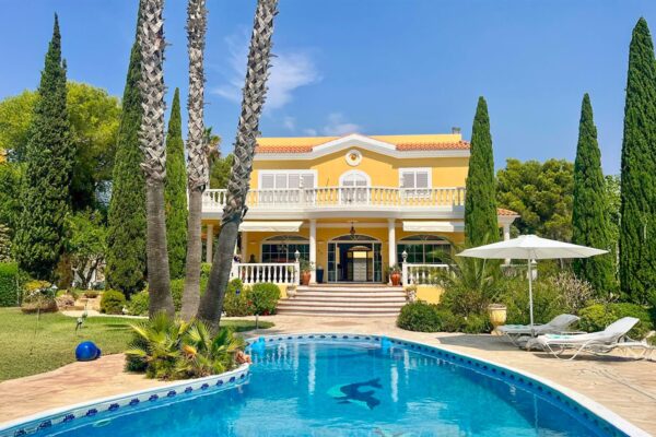 Beautiful villa with sea views near San Carlos