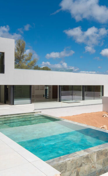 Moderne villa met infinity pool in het exclusieve Roca Llisa