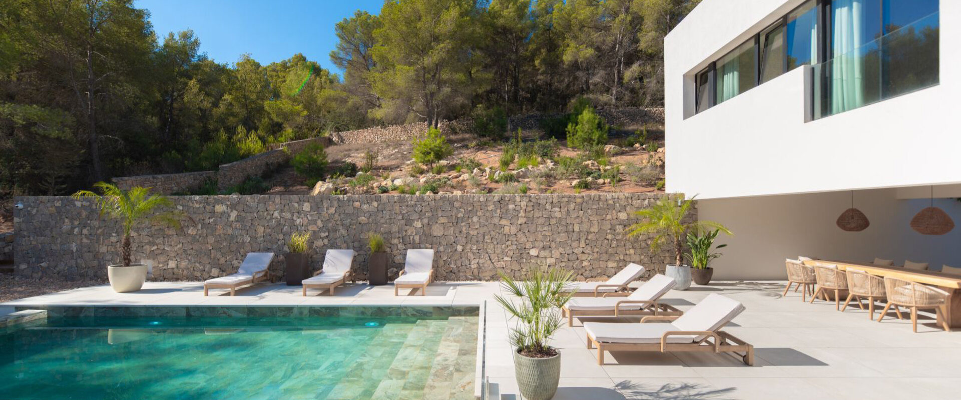 Modern villa with infinity pool in exclusive Roca Llisa