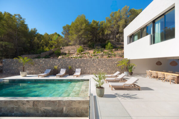 Modern villa with infinity pool in exclusive Roca Llisa