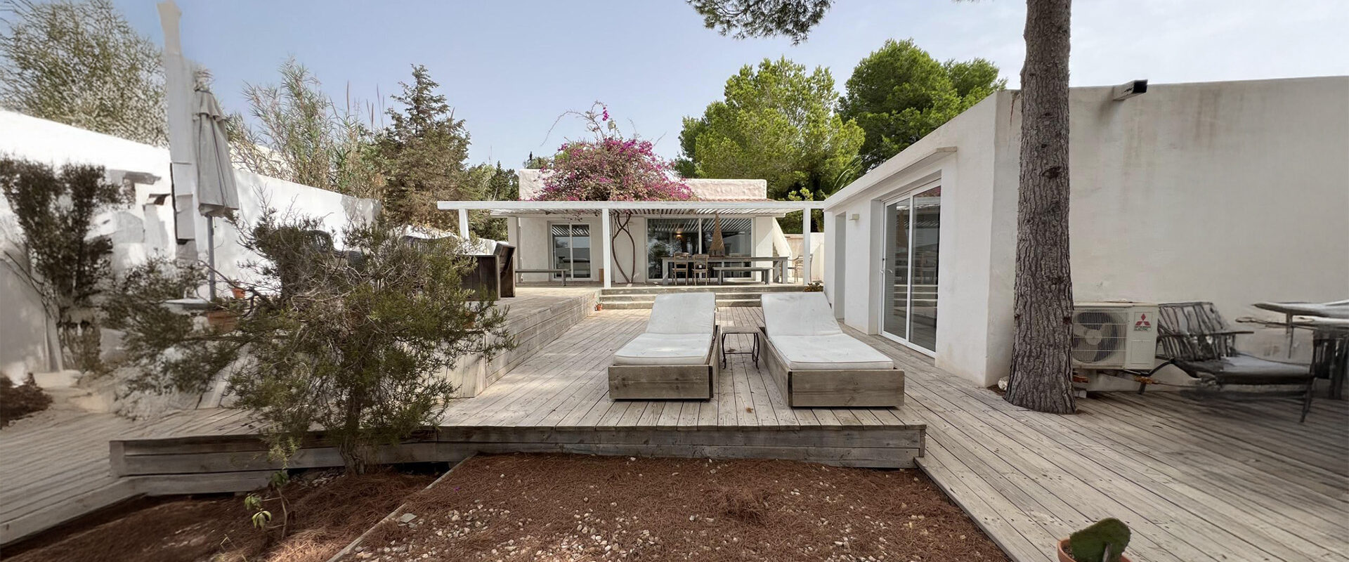 Charming Villa with Two Guest Annexes and Sea Views