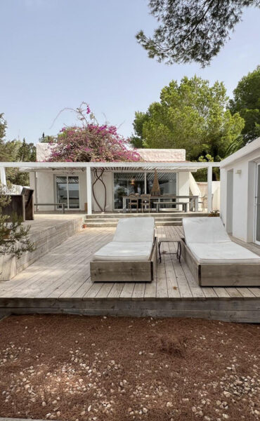 Charming Villa with Two Guest Annexes and Sea Views