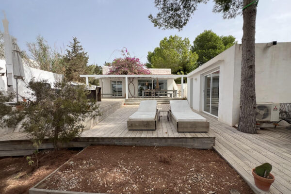 Charming Villa with Two Guest Annexes and Sea Views
