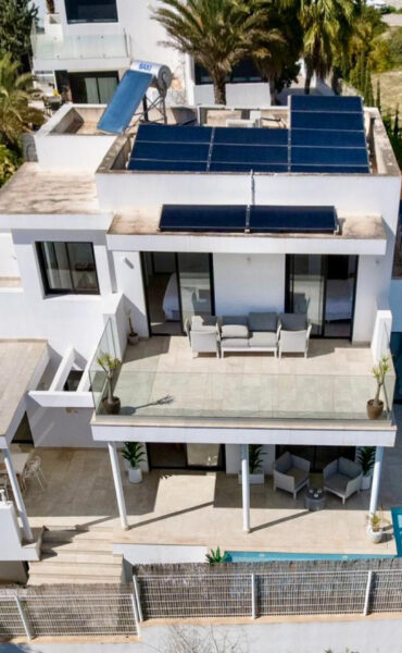 4 Bedroom Contemporary Villa Near Jesรบs and Talamanca