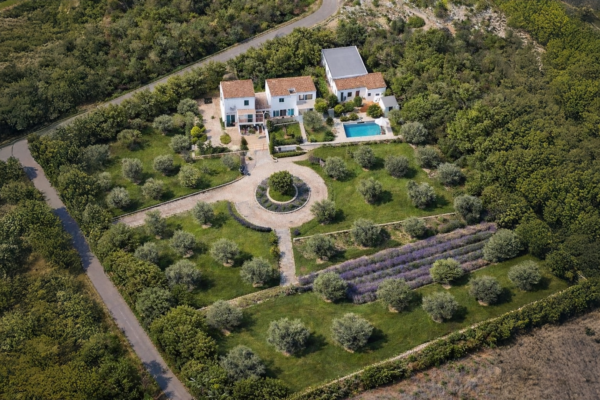 Serene multi-unit country estate to renovate