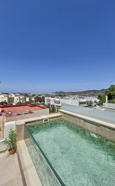 Charming townhouse in Sant Antony with pool access