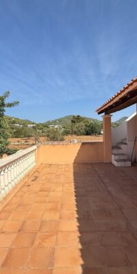Property with exceptional renovation potential and full privacy Property with exceptional renovation potential and full privacy