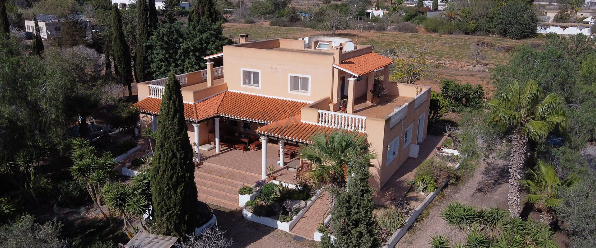 Property with exceptional renovation potential and full privacy