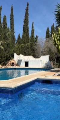 Property with exceptional renovation potential and full privacy Property with exceptional renovation potential and full privacy