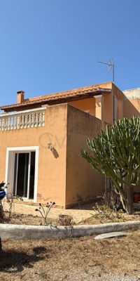 Property with exceptional renovation potential and full privacy Property with exceptional renovation potential and full privacy
