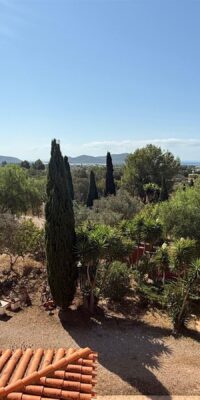 Property with exceptional renovation potential and full privacy Property with exceptional renovation potential and full privacy