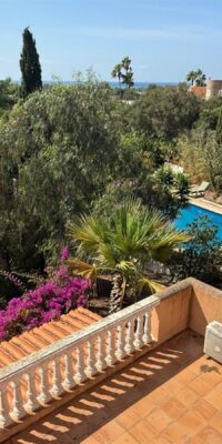 Property with exceptional renovation potential and full privacy Property with exceptional renovation potential and full privacy